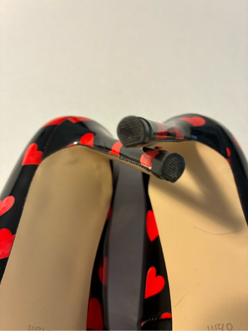 Nine West Black Patent Stiletto Pump with Red Heart Print women’s size 8.5 - Picture 7 of 7